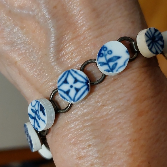 Vintage Handpainted Porcelain Bead Bracelet On Copper 8" White Blue - Picture 5 of 5